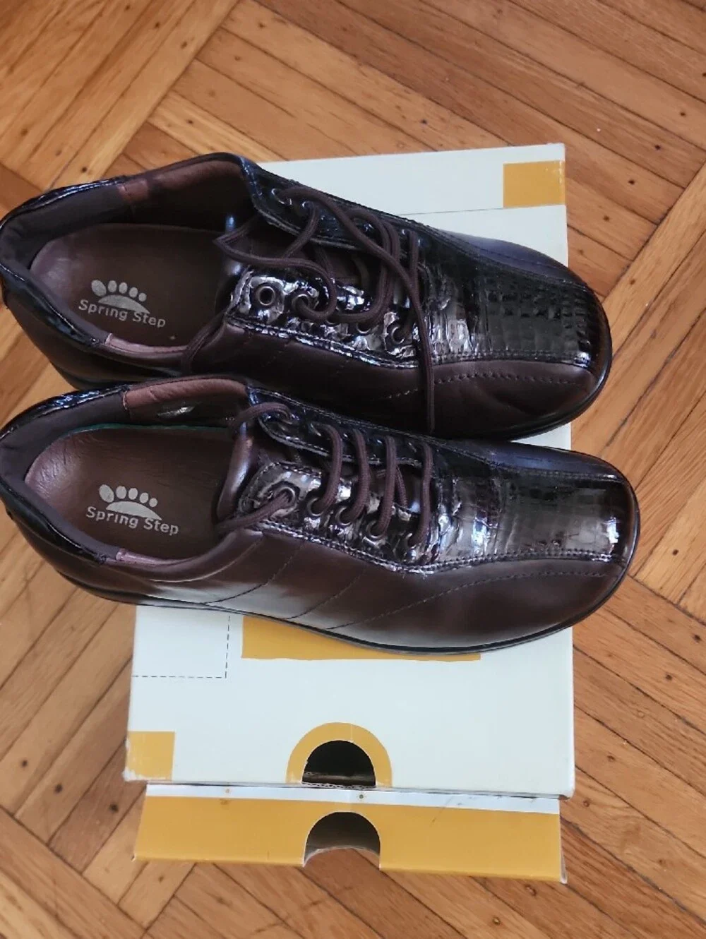 Spring Step Kid’s Dark Brown Lace-Up Oxford with Croc Texture. Like New